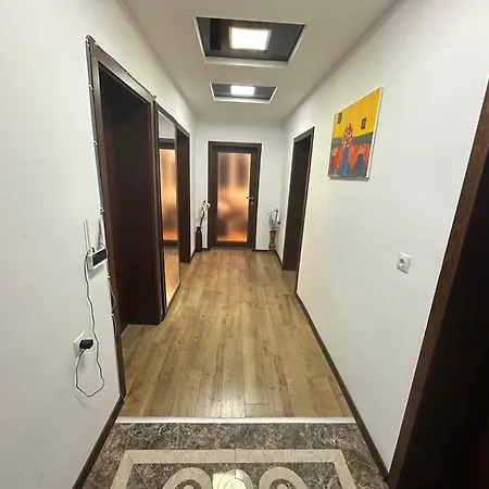 за гости моника