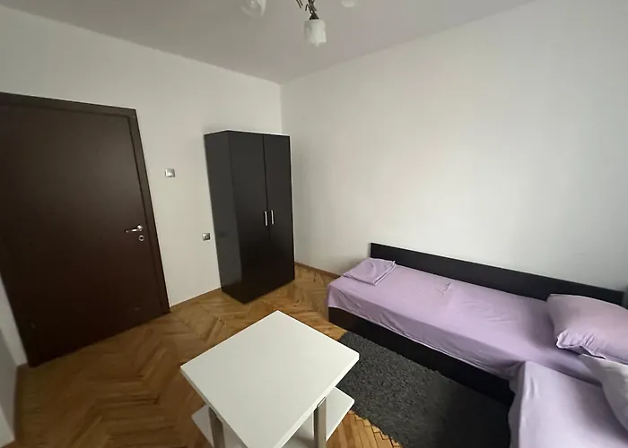 за гости моника