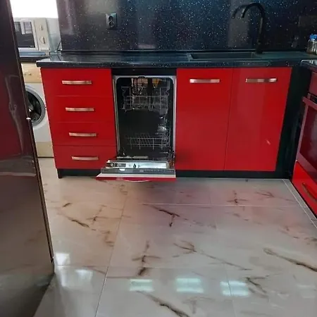 за гости моника