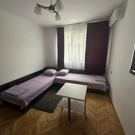 за гости моника *