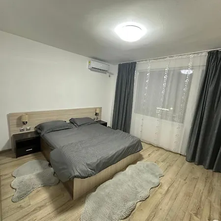 за гости моника בלצ'יק