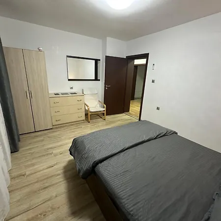 за гости моника דירה